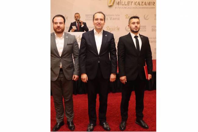 Yeniden Refah Partisi Zonguldak İl Gençlik Kolları Başkanı Sayın Yasin Satan Dr. Fatih Erbakan'dan Plaket Aldı
