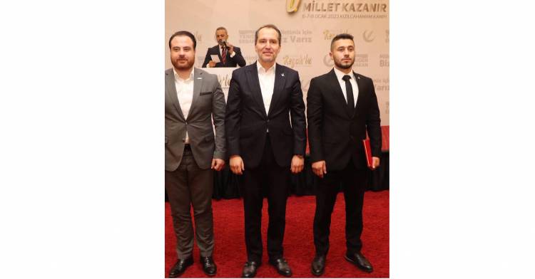 Yeniden Refah Partisi Zonguldak İl Gençlik Kolları Başkanı Sayın Yasin Satan Dr. Fatih Erbakan'dan Plaket Aldı