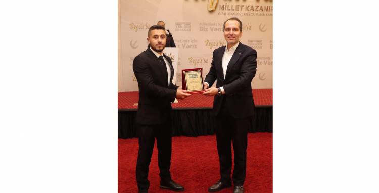 Yeniden Refah Partisi Zonguldak İl Gençlik Kolları Başkanı Sayın Yasin Satan Dr. Fatih Erbakan'dan Plaket Aldı